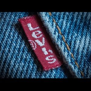 3for1 LEVI’S BUNDLE!! 2 Pairs of Jeans & 1 Pair Shorts all Women’s size 26!!!